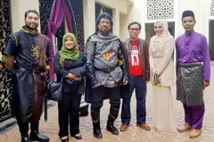 PEMENTASAN DI KUALA LUMPUR: Pelakon Satria Menara Putih ketika muncul dalam rancangan Selamat Pagi Malaysia di RTM tahun lalu. (Dari kanan) Penolong pengarah Jabatan Kesenian dan Kebudayaan Negara Malaysia, Encik Shah Rizal Abdan dan pengacara TV, Zehra Zamri, bersama-sama penulis Encik Samsudin Said, pelakon Hassan Osman, penulis Cik Hartinah Ahmad dan pelakon muda, Muhammad Hafiz Yusof. - Foto ihsan HARTINAH AHMAD 