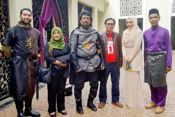 PEMENTASAN DI KUALA LUMPUR: Pelakon Satria Menara Putih ketika muncul dalam rancangan Selamat Pagi Malaysia di RTM tahun lalu. (Dari kanan) Penolong pengarah Jabatan Kesenian dan Kebudayaan Negara Malaysia, Encik Shah Rizal Abdan dan pengacara TV, Zehra Zamri, bersama-sama penulis Encik Samsudin Said, pelakon Hassan Osman, penulis Cik Hartinah Ahmad dan pelakon muda, Muhammad Hafiz Yusof. - Foto ihsan HARTINAH AHMAD 