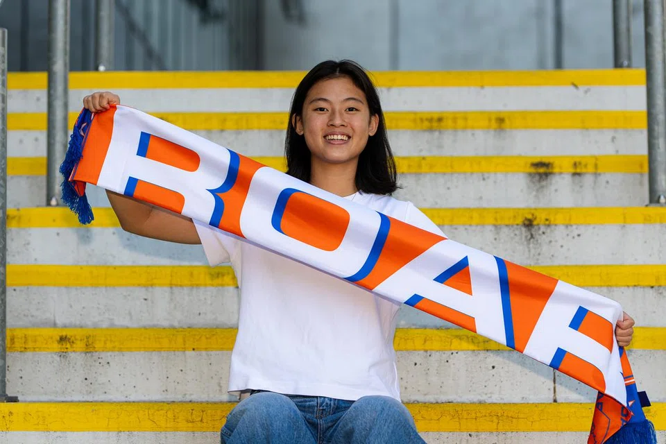 Penyerang bola sepak wanita Singapura, Danelle Tan, menandatangani kontrak bersama pasukan Liga-A Wanita Australia, Brisbane Roar sehingga akhir musim 2024/25.