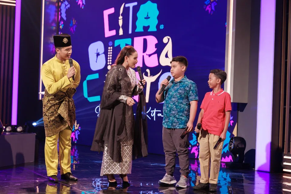 Kededua pengacara (dari kiri) Fadli Kamsani dan Farhana M Noor menemu ramah Faiz Zaid dan Danial Azwar Mohd Yaziq yang telah disenarai pendek untuk mempersembahkan lirik ‘rap’ mereka semasa Program Pelancaran Bulan Bahasa 2024 pada 7 September di Kampus Mediacorp.