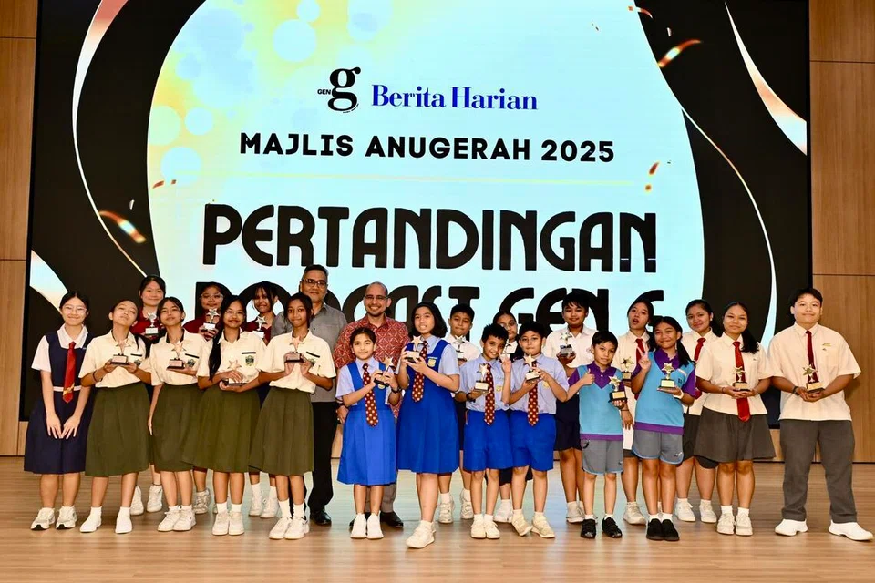 PEMENANG ‘PODCAST’: Para pemenang bergambar bersama tetamu terhormat, Setiausaha Parlimen Kanan (Pendidikan merangkap Pembangunan Negara), Dr Syed Harun Alhabsyi (baris belakang, lima dari kiri) dan  Editor Berita Harian, Encik Nazry Mokhtar (baris belakang, empat dari kiri). Juara bagi ‘podcast’ terbaik bagi kategori sekolah rendah ialah ‘Springkast’ dari Sekolah Rendah West Spring; naib juara ialah ‘Rasa Kita’ dari Sekolah Rendah Teck Whye, manakala ‘Jom Heboh’ dari Sekolah Rendah Rivervale di tempat ketiga. Bagi kategori sekolah menengah pula, ia dijuarai oleh kumpulan ‘Mess’ dari Sekolah Menengah Bukit Batok; naib juara ialah kumpulan ‘Bunga-bunga Suara’ dari Sekolah Menengah Manjusri, manakala tempat ketiga dimenangi oleh ‘Geng Orkids’ dari Sekolah Menengah Orchid Park.