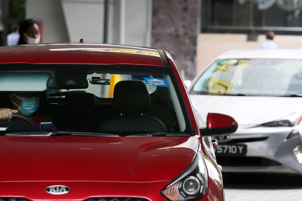 Menteri Pengangkutan, Encik Chee Hong Tat, dalam satu wawancara bersama media pada 3 Disember, berkongsi Sijil Hak Memiliki Kenderaan (COE) yang khusus bagi kereta sewa privet (PHC) di Singapura masih dikaji.