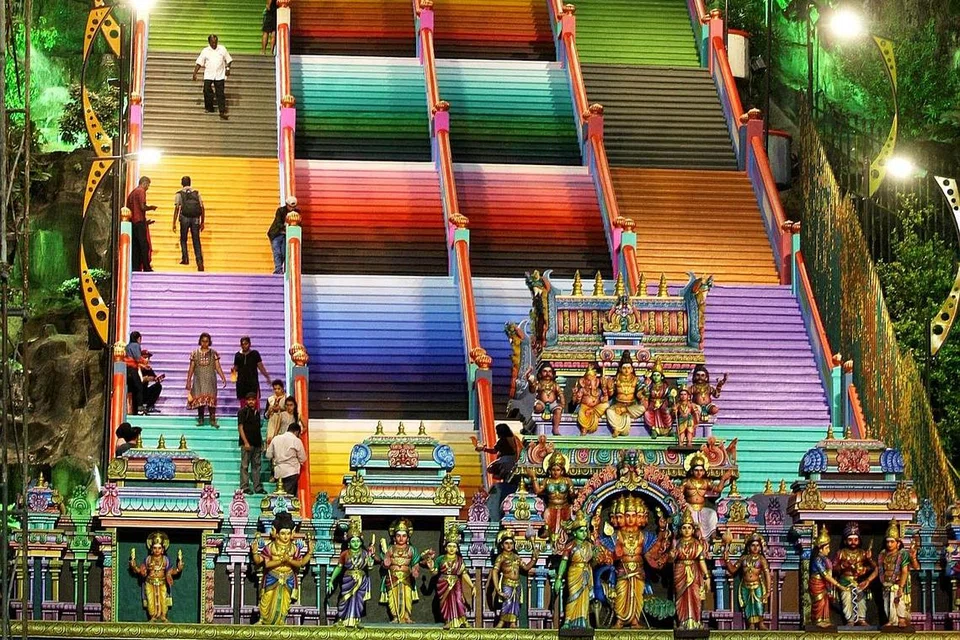 PERKETAT KESELAMATAN: Kuil Sri Subramaniyar Batu Caves antara satu daripada tiga kuil dekat Kuala Lumpur yang telah diperketat keselamatannya. - Foto fail THE STAR