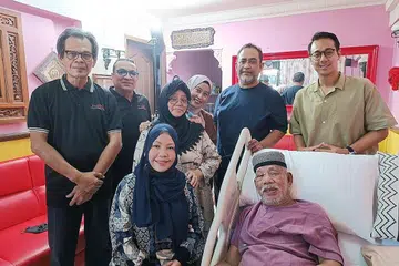 KUNJUNGAN MESRA: Wakil-wakil dari kempen Sinar Kasih mengunjungi artis veteran, Mohamed Shor, atau lebih dikenali sebagai Mahadi Shor yang disahkan menghidap penyakit kencing manis, darah tinggi dan sakit jantung. - Foto-foto JOE JASMI