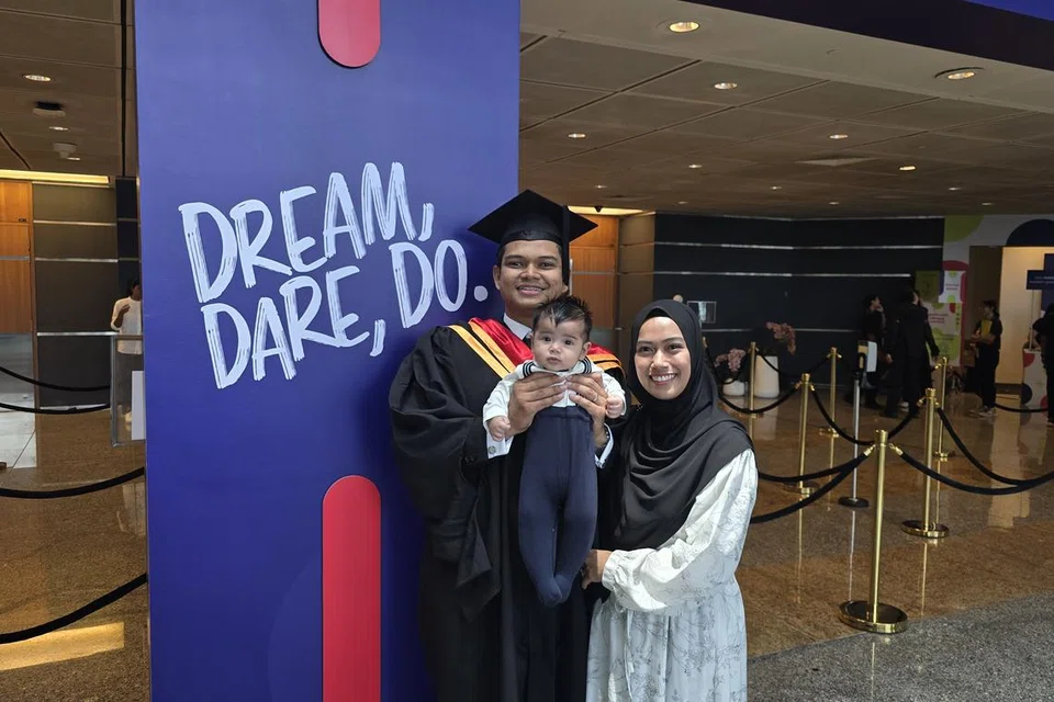 Encik Adam Mohomed Jiffry menyambut kejayaannya meraih ijazah possiswazah undang-undang (Juris Doctor) bersama isteri, Cik Nurliah Mohamed Noor, 34 tahun, dan anak mereka, Muhammad Caliph Isa Adam, lima bulan, di majlis konvokesyen Universiti Sains Kemasyarakatan Singapura (SUSS) di Pusat Konvensyen Suntec City pada 9 Oktober 2024.