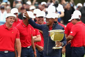 UNGGUL PIMPIN AMERIKA BERJAYA: Tiger Woods, kapten pasukan Amerika Syarikat, menyambut kemenangan Piala Presiden bersama rakan pasukannya di Kelab Gold Diraja Melbourne kelmarin. - Foto EPA-EFE