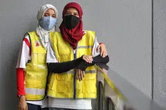 TABUR BAKTI: Putri Nor Atiqah dan ibunya Cik Siti Ashikin Hussin menjadi relawan Duta Jarak Selamat yang bergerak di kawasan Tampines seminggu sekali bagi memastikan orang ramai mematuhi peraturan pemutus litar dan mengamalkan jarak selamat. - Foto BH oleh JOEL CHAN YONG ZHI