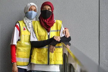 TABUR BAKTI: Putri Nor Atiqah dan ibunya Cik Siti Ashikin Hussin menjadi relawan Duta Jarak Selamat yang bergerak di kawasan Tampines seminggu sekali bagi memastikan orang ramai mematuhi peraturan pemutus litar dan mengamalkan jarak selamat. - Foto BH oleh JOEL CHAN YONG ZHI