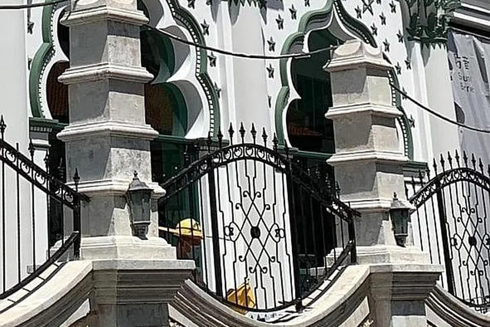 BERUSIA LEBIH 100 TAHUN: Masjid Abdul Gafoor memerlukan lagi $650,000 bagi kerja-kerja baik pulih dan naik taraf. - Foto MASJID ABDUL GAFOOR