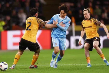Pemain Coventry City, Tatsuhiro Sakamoto (tengah), cuba melepasi halangan pemain Hull City, Lewie Coyle (kiri) dan Liam Millar dalam aksi Kejuaraan di Stadium MKM pada 6 April.