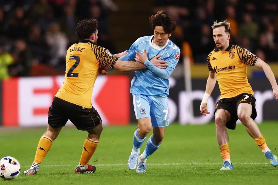 Pemain Coventry City, Tatsuhiro Sakamoto (tengah), cuba melepasi halangan pemain Hull City, Lewie Coyle (kiri) dan Liam Millar dalam aksi Kejuaraan di Stadium MKM pada 6 April.