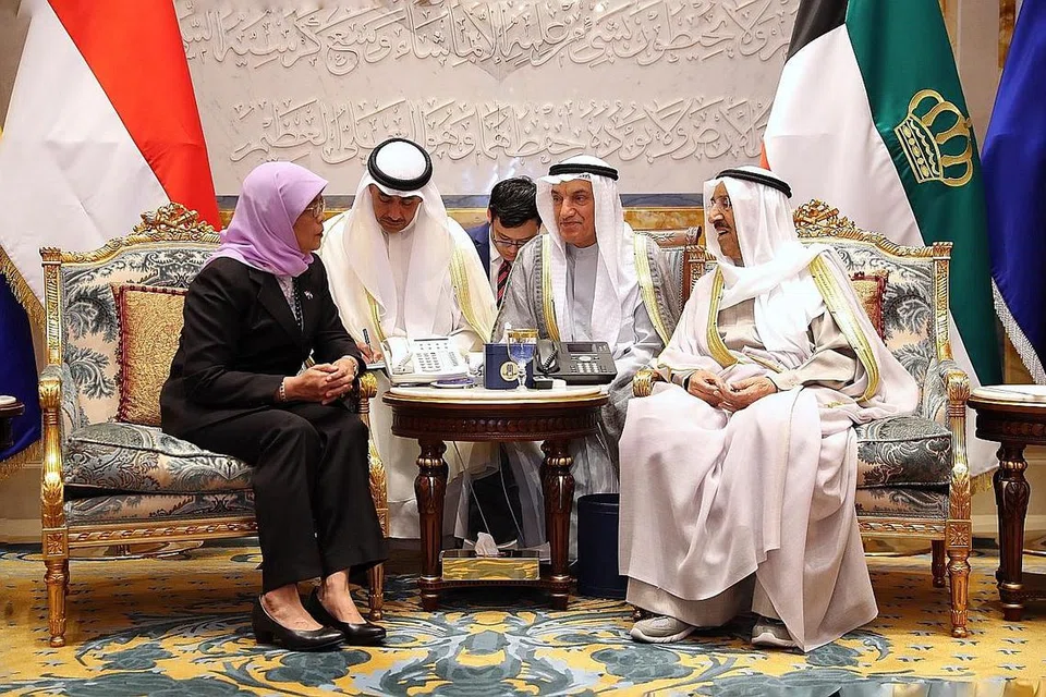 BERTEMU AMIR: Presiden Halimah memulakan kunjungan ke Kuwait dengan mengadakan pertemuan dengan Amir Kuwait Sheikh Sabah Al Ahmad Al Jaber Al Sabah di Istana Bayan. Menurut Puan Halimah, Sheikh Sabah melahirkan harapan untuk memperdalam kerjasama dengan Singapura. - Foto MCI