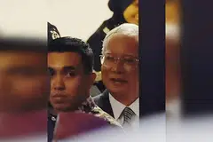 KEMUKA SEMAKAN KEPUTUSAN KES: Mantan Perdana Menteri Najib Tun Razak (kanan) dilihat keluar dari Istana Kehakiman selepas pendengaran permohonannya untuk menyemak keputusan Mahkamah Persekutuan. - Foto BHM