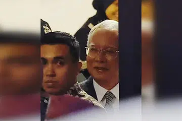 KEMUKA SEMAKAN KEPUTUSAN KES: Mantan Perdana Menteri Najib Tun Razak (kanan) dilihat keluar dari Istana Kehakiman selepas pendengaran permohonannya untuk menyemak keputusan Mahkamah Persekutuan. - Foto BHM
