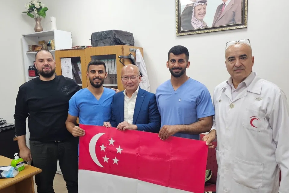 Pengasas Love Aid Singapore, Encik Gilbert Goh (tengah) melawat Hospital Pemerintah Jenin di Tebing Barat pada Ogos.