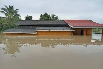 DITENGGELAMI BANJIR: Keadaan rumah yang ditenggelami banjir di Kelantan pada 26 Disember. 