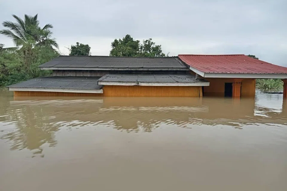 DITENGGELAMI BANJIR: Keadaan rumah yang ditenggelami banjir di Kelantan pada 26 Disember. 
