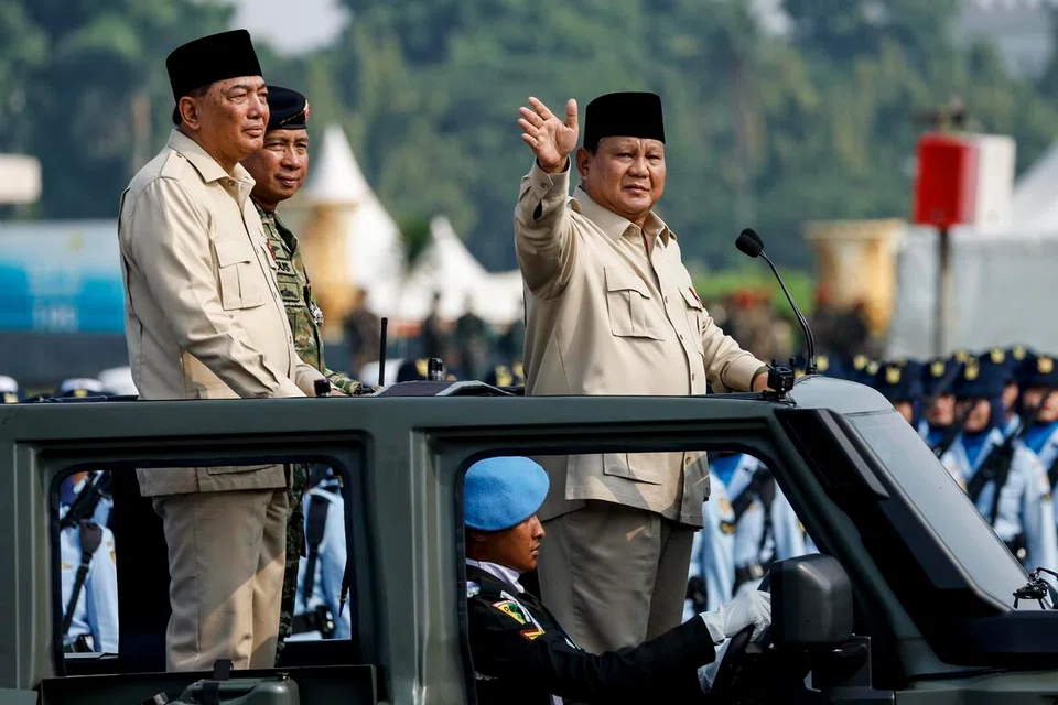 Presiden Indonesia, Encik Prabowo Subianto melambai ke arah orang ramai sempena sambutan ulang tahun ke-80 Angkatan Tentera Nasional Indonesia (TNI) yang diadakan berhampiran Monumen Nasional (Monas) di Dataran Merdeka, Jakarta, pada 5 Oktober 2025. Beliau diiringi Menteri Pertahanan, Encik Sjafrie Sjamsoeddin (kiri) dan Panglima TNI, Jeneral Agus Subiyanto.