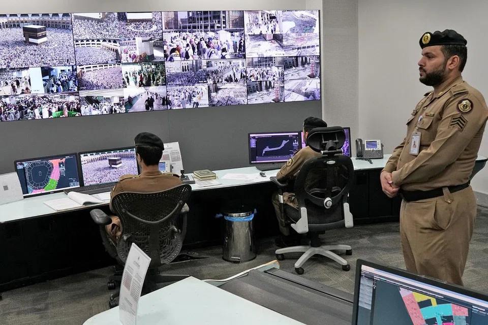 MEMANTAU PERKEMBANGAN DENGAN TELITI: Pegawai keselamatan Arab Saudi meneliti pergerakan jemaah haji di Masjidilharam di Makkah menerusi kamera litar tertutup yang dipasang di masjid tersebut. - Foto REUTERS
