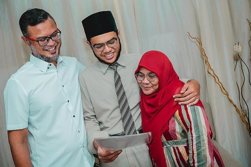 RAI BERSAMA AYAH IBU: Nafees bersama ayah Encik Mohd Najib Mohidu Kunyalee (kiri) dan ibu Cik Nani Rhiani Mohamed Taib. - Foto BH oleh DIYANA TAHA