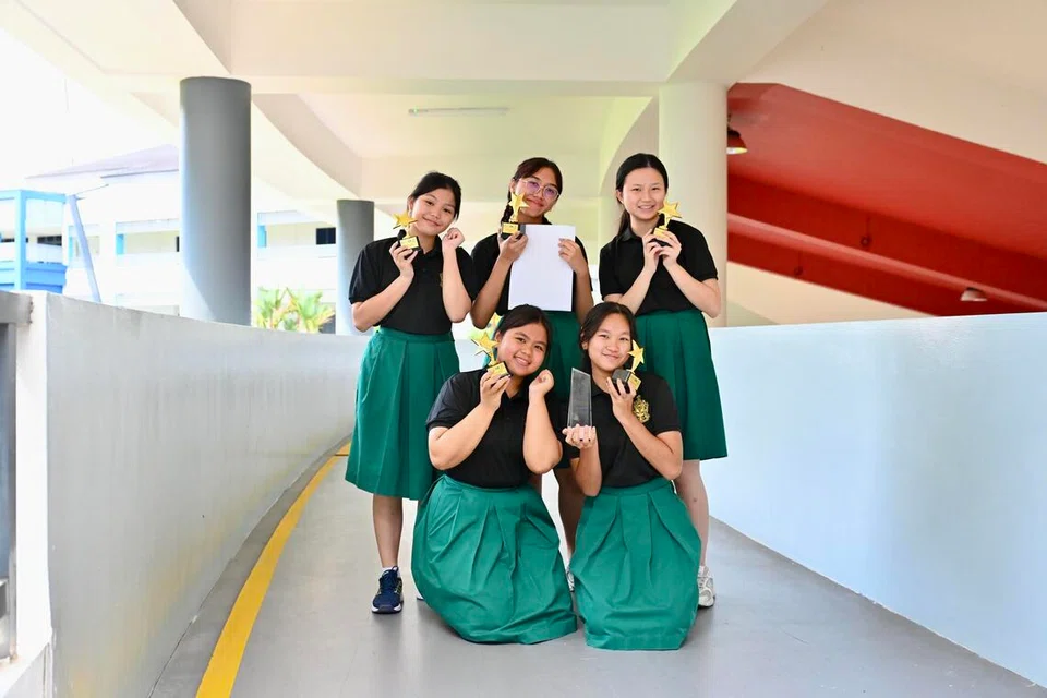 Pasukan Institusi Raffles (RI), yang dianggotai (barisan belakang, dari kiri) Andi’ Syafiah Andi’ Khalid, Siti Maisara Muhammad Rashik, Kelly Michelle Wang, (barisan depan, dari kiri) Marsha Shakirah Muchamed Sha’ari dan Ariana Atiqah Ramdzan.