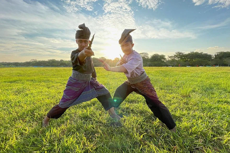 PERTARUNGAN MINDA DAN JIWA: Seni persilatan yang diteruskan sebagai warisan oleh pesilat Herwan Harrywanto (kanan) dan Hendra Hermawan Harrywanto menjadi teras filem 'Pendekar' yang turut disisipkan bacaan puisi tulisan Muhammad Salihin Sulaiman. - Foto ESPLANADE