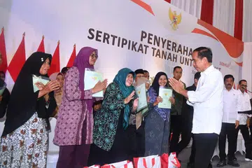 Presiden Joko ‘Jokowi’ Widodo (kanan) menyerahkan 3,000 sijil hak tanah kepada rakyat yang diadakan di Balai Bangunan Tertutup Si Jalak Harupat, Bandung, Jawa Barat, pada 3 Februari. Semasa lawatan kerjanya pula di Telukan di Sukoharjo, Jawa Tengah, pada 1 Februari, Encik Jokowi mengagihkan 10 kilogram beras kepada 22 juta orang berpendapatan rendah sehingga Jun. 