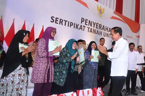 Presiden Joko ‘Jokowi’ Widodo (kanan) menyerahkan 3,000 sijil hak tanah kepada rakyat yang diadakan di Balai Bangunan Tertutup Si Jalak Harupat, Bandung, Jawa Barat, pada 3 Februari. Semasa lawatan kerjanya pula di Telukan di Sukoharjo, Jawa Tengah, pada 1 Februari, Encik Jokowi mengagihkan 10 kilogram beras kepada 22 juta orang berpendapatan rendah sehingga Jun. 