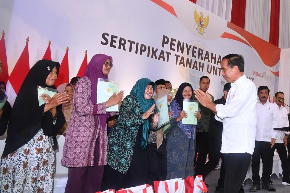 Presiden Joko ‘Jokowi’ Widodo (kanan) menyerahkan 3,000 sijil hak tanah kepada rakyat yang diadakan di Balai Bangunan Tertutup Si Jalak Harupat, Bandung, Jawa Barat, pada 3 Februari. Semasa lawatan kerjanya pula di Telukan di Sukoharjo, Jawa Tengah, pada 1 Februari, Encik Jokowi mengagihkan 10 kilogram beras kepada 22 juta orang berpendapatan rendah sehingga Jun. 