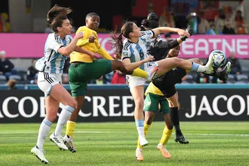 BERAKSI: Pemain pertahanan Argentina, Sophia Braun (kiri) dan pemain tengah Argentina, Aldana Cometti (dua dari kanan) cuba mendapatkan bola ketika Argentina menentang Afrika Selatan di Stadium Dunedin pada Jumaat.