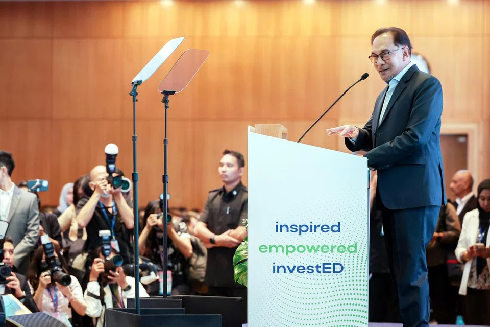 DATUK SERI ANWAR IBRAHIM: Menyampaikan ucapan pada majlis pelancaran Program Graduan Pasaran Modal (CMGP) di Suruhanjaya Sekuriti Malaysia pada Isnin.