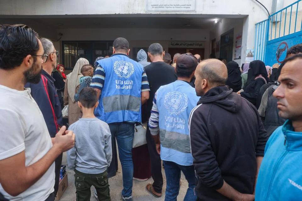 Penduduk Palestin di kawasan klinik kesihatan di pusat Agensi Bantuan dan Kerja Menyelamat Pertubuhan Bangsa-Bangsa Bersatu (PBB) bagi Pelarian Palestin (UNRWA) di kem pelarian Nuseirat, di tengah Jaluran Gaza pada 29 Oktober.