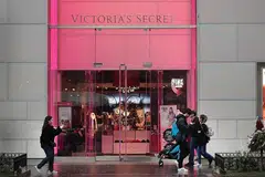 CUBA BAIKI IMEJ: Orang ramai berjalan di depan kedai Victoria's Secret di Magnificent Mile, Chicago, pada 21 November lalu. Syarikat itu sedang cuba memulihkan imejnya selepas dilanda tuduhan salah laku seksual dan penjualan yang menurun. - Foto AFP