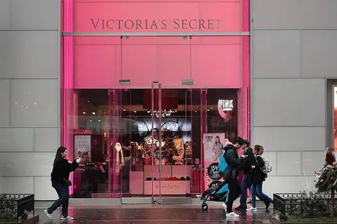 CUBA BAIKI IMEJ: Orang ramai berjalan di depan kedai Victoria's Secret di Magnificent Mile, Chicago, pada 21 November lalu. Syarikat itu sedang cuba memulihkan imejnya selepas dilanda tuduhan salah laku seksual dan penjualan yang menurun. - Foto AFP