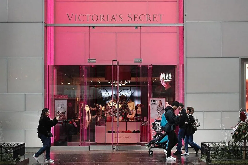 CUBA BAIKI IMEJ: Orang ramai berjalan di depan kedai Victoria's Secret di Magnificent Mile, Chicago, pada 21 November lalu. Syarikat itu sedang cuba memulihkan imejnya selepas dilanda tuduhan salah laku seksual dan penjualan yang menurun. - Foto AFP