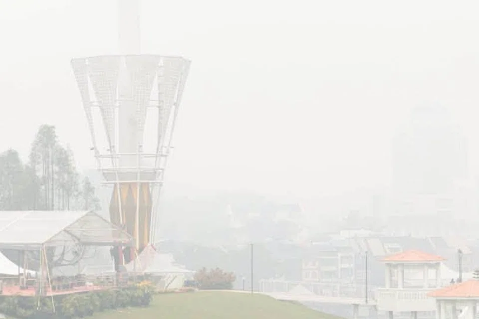 Keadaan jerebu di Dataran Ibu Pertiwi, Kuching, Sarawak.