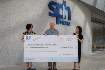 DORONGAN BUAT YANG LAIN: Encik Loh Kiong Poot (tengah) menyampaikan cek bernilai $500,000 kepada pengerusi Dana Wang Saku Sekolah The Straits Times, Cik Jeanette Lee Su Shyan (kiri), dan pengurus besar dana itu, Cik Tan Bee Heong, di Pusat Berita SPH Media semalam. - Foto BH oleh GAVIN FOO