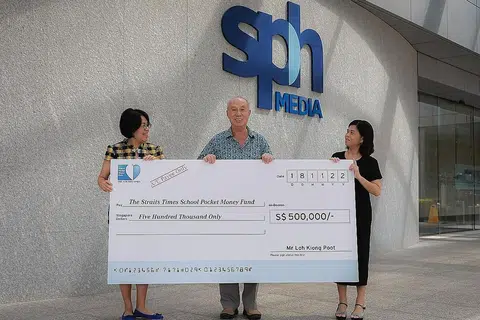 DORONGAN BUAT YANG LAIN: Encik Loh Kiong Poot (tengah) menyampaikan cek bernilai $500,000 kepada pengerusi Dana Wang Saku Sekolah The Straits Times, Cik Jeanette Lee Su Shyan (kiri), dan pengurus besar dana itu, Cik Tan Bee Heong, di Pusat Berita SPH Media semalam. - Foto BH oleh GAVIN FOO