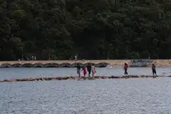 Duta jarak selamat akan dikerah untuk mengingatkan pengunjung tentang keperluan mematuhi langkah pengurusa selamat. - 