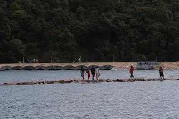 Duta jarak selamat akan dikerah untuk mengingatkan pengunjung tentang keperluan mematuhi langkah pengurusa selamat. - 