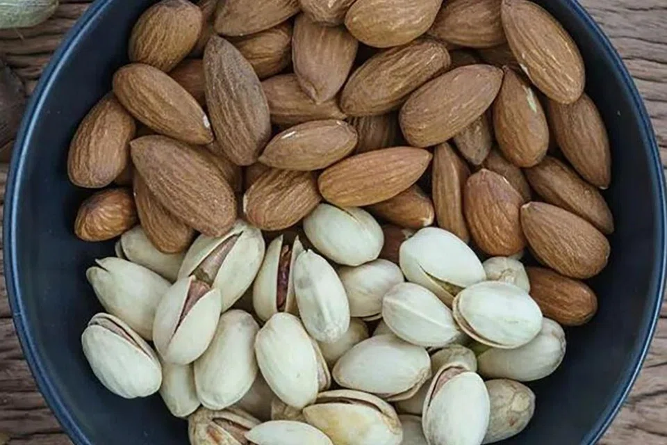 Kekacang seperti badam ialah snek padat dengan nutrien yang membekalkan vitamin dan mineral penting.