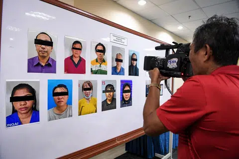 Gambar tangkapan terhadap sindiket penipuan pelaburan ‘Warburg Pincus’ ketika sidang media khas Pengarah Jabatan Siasatan Jenayah Komersial (JSJK) Bukit Aman, Datuk Seri Ramli Mohamed Yoosuf  pada 13 Ogos.