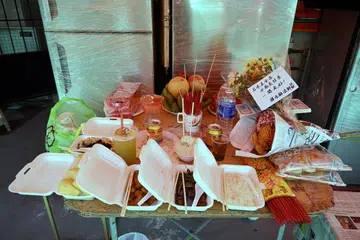 Altar sementara di belakang kedai di Blok 210, Hougang Street 21 bagi 