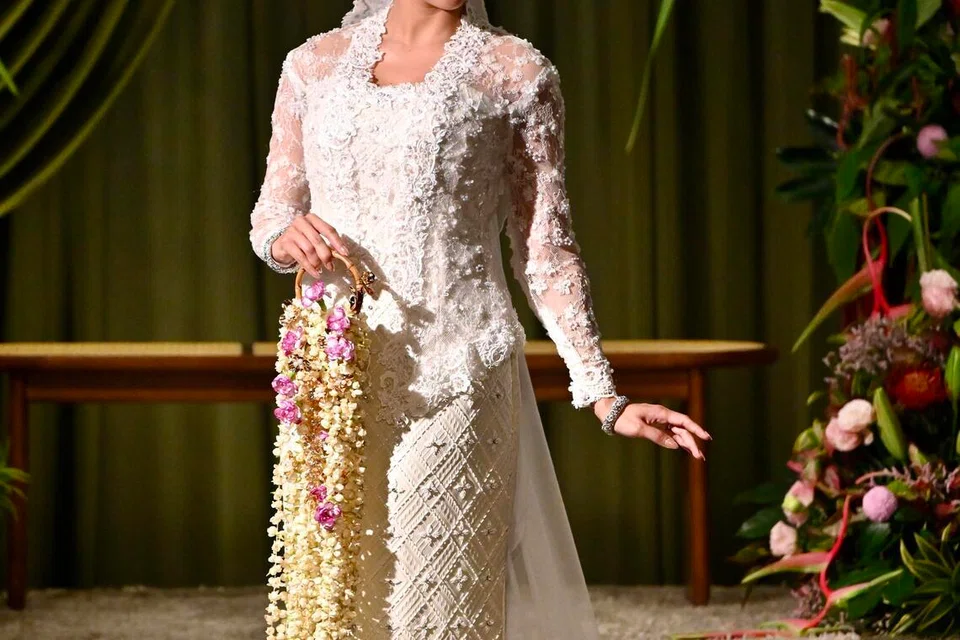 Aura Blush Wedding Gallery mengekalkan pesona kebaya dan kurung songket, sambil memperkenalkan unsur lebih segar seperti potongan moden dan gaya lebih ringan untuk pengantin masa kini.