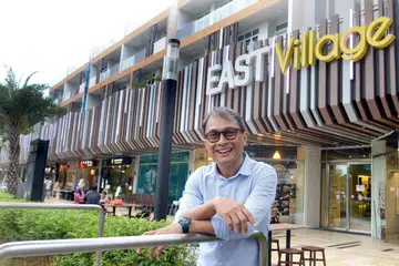 TARIKAN BARU BAGI MASYARAKAT MELAYU: East Village kini semakin menarik ramai pelanggan Melayu memandangkan 70 peratus kedai milik peniaga Melayu dan memenuhi keperluan pelanggan. - Foto-foto TAUFIK A. KADER 