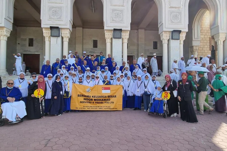 RAMAI IKUT SERTA: Jemaah Noor Mohamad Services & Travel Pte Ltd (Pakej Noor 2 dan Noor 3) bergambar di hadapan Masjid Namirah, Arafah, pada musim haji lepas.