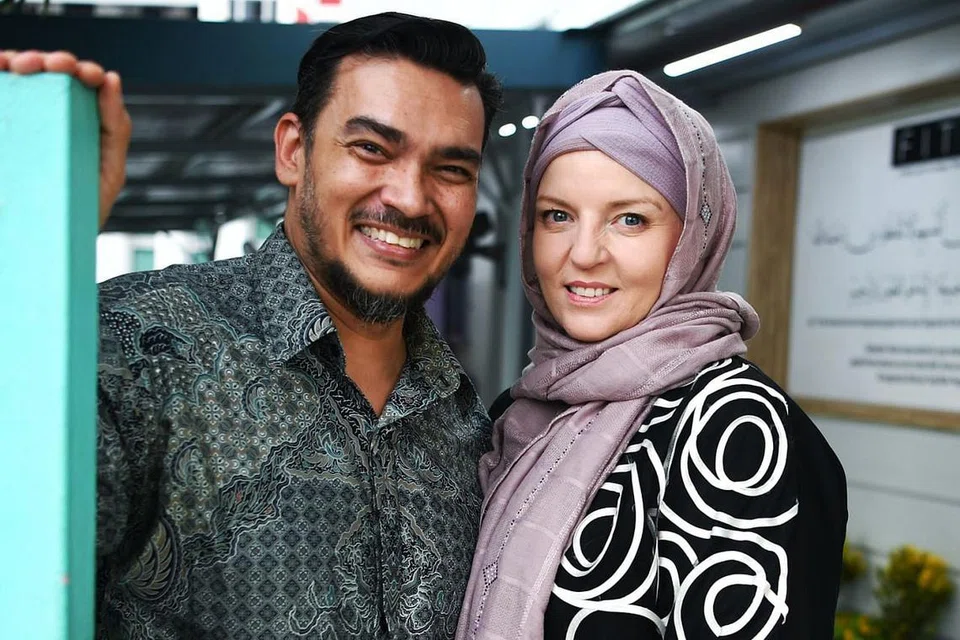 PASANGAN PENDAMPING MASYARAKAT: Encik Wayne dan Cik Anna dengan tujuan sama untuk membantu bekas pesalah dan keluarga mereka kembali menjalani kehidupan yang lebih baik. - Foto BH oleh KHALID BABA