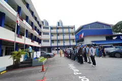 Alumni Sekolah Menengan Yusof Ishak (YISS) berkumpul di bangunan lama sekolah itu untuk perjumpaan dan mengenang mantan Wanita Pertama Singapura, Allahyarhamha Toh Puan Nor Aishah yang telah meninggal dunia pada April 2025. 