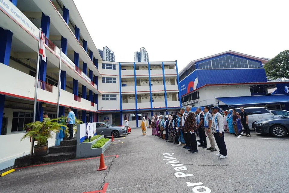 Alumni Sekolah Menengan Yusof Ishak (YISS) berkumpul di bangunan lama sekolah itu untuk perjumpaan dan mengenang mantan Wanita Pertama Singapura, Allahyarhamha Toh Puan Nor Aishah yang telah meninggal dunia pada April 2025. 