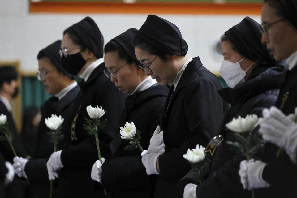 Biarawati memberikan penghormatan bersama untuk mangsa tragedi nahas pesawat Jeju Air yang diadakan di Pusat Sukan Muan, Korea Selatan, pada 30 Disember. 